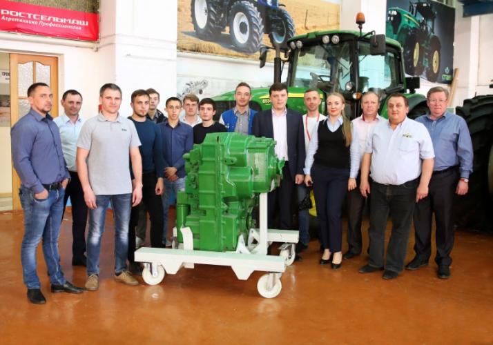 Корпорация John Deere передала Ставропольскому ГАУ трансмиссию PST к трактору серии 9R