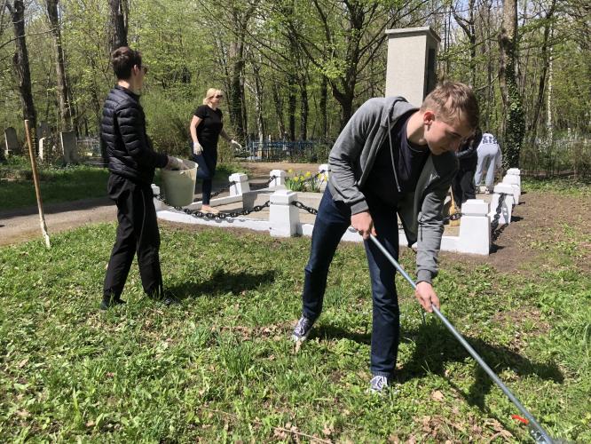 Участие студентов в ежегодном эколого-патриотическом проекте «Чистая память» на территории Даниловского кладбища