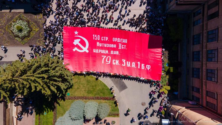 Thousands of students of the Stavropol State Agrarian University sang "Victory Day" together with Denis Maidanov