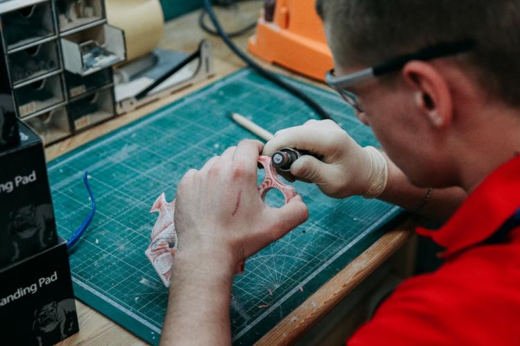 Students at SSAU help repair equipment for the frontline