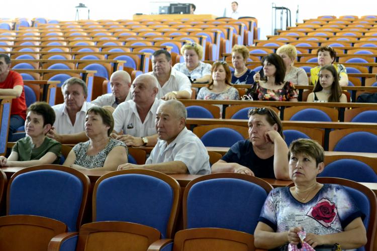 Выпускники в alma mater